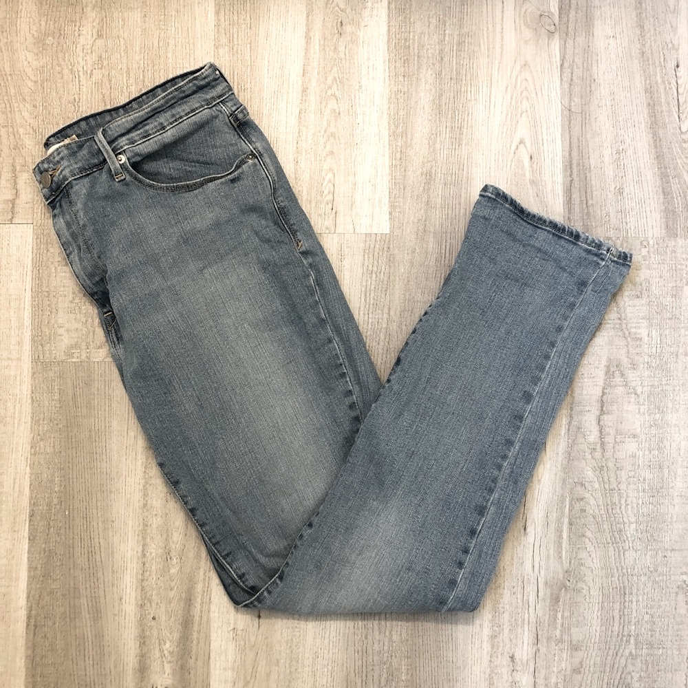 Levi’s Mid Rise Skinny light wash jean 33